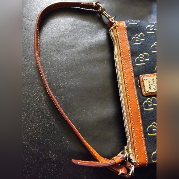 Dooney and Bourke Greta Canvas Large Wristlet in Black with Gold DB Logo EUC - Picture 6 of 10